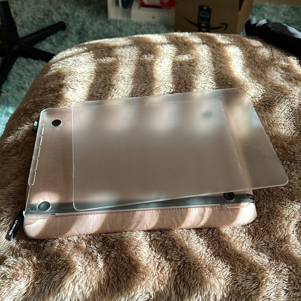MacBook Pro 13” 2019 clear case and pink sleeve by Incase.